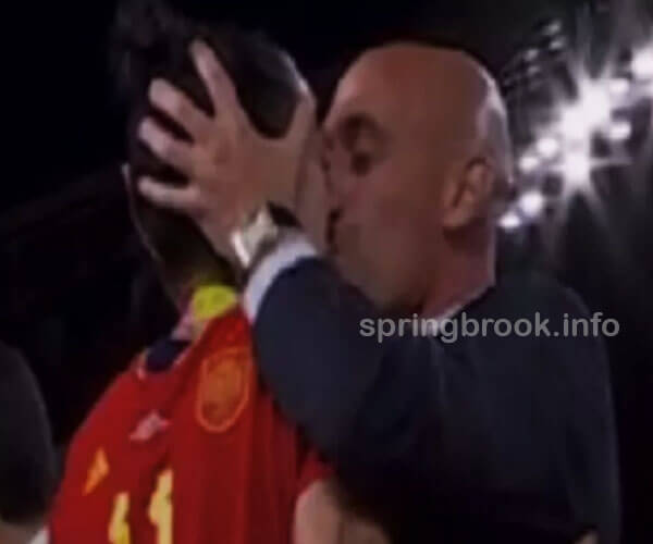 หัวหน้าฟุตบอลของสเปนขอโทษที่จูบ Jenni Hermoso