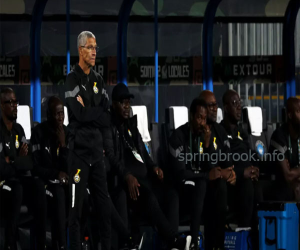 Chris Hughton หลบการโจมตีจากแฟนกานา